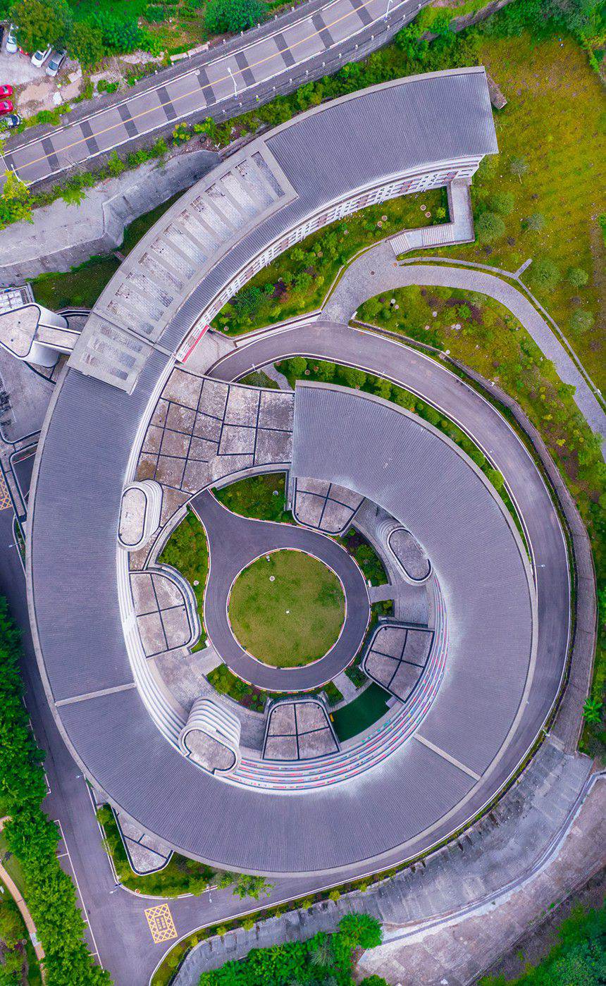    「6」分間あたりの走行距離が3萬4920メートルに達する成渝（四川省成都‐重慶）高速鉄道列車「復(fù)興號」（撮影?呉汪）。