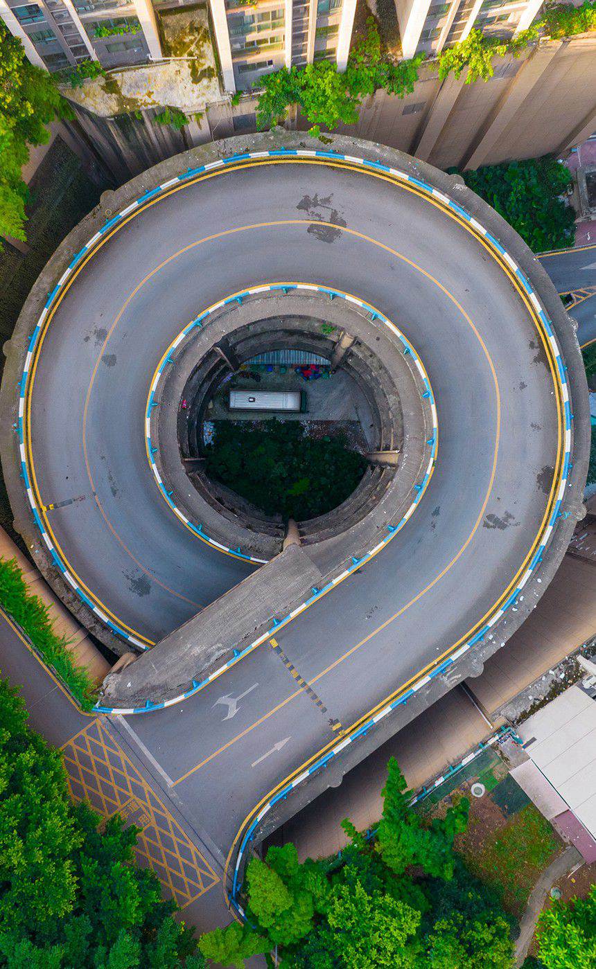    「9」分間で長江ロープウェイを往復(fù)すると、獨特な視點から重慶の美しさを堪能できる（撮影?呉汪）。