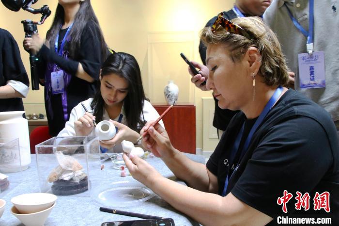 外國(guó)人ネットインフルーエンサーが中國(guó)伝統(tǒng)文化を體験　新疆カラマイ