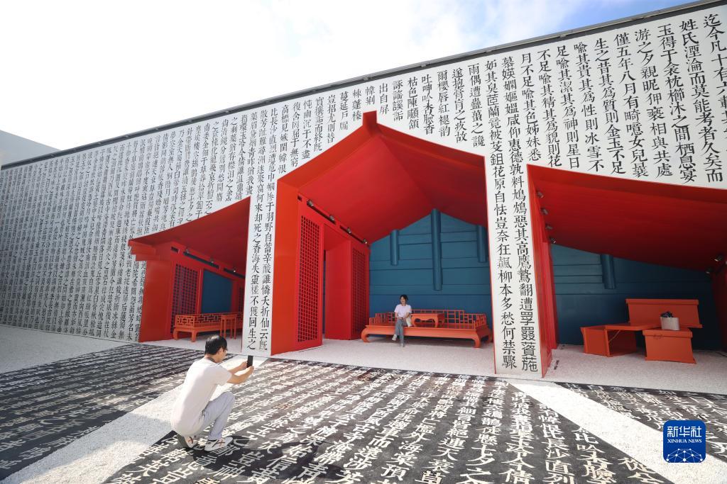 廊坊市にある演劇テーマパーク「只有紅樓夢?戯劇幻城」を訪れた観光客（撮影?賈珺）。