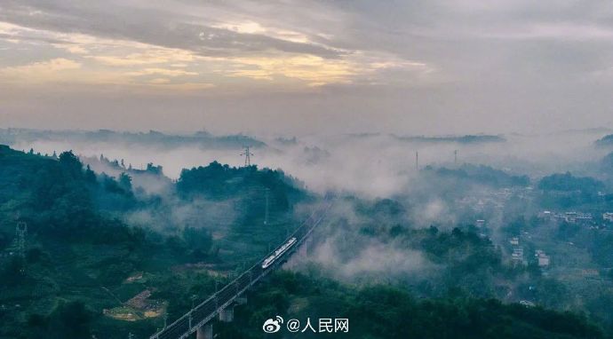 李白が詠んだ「軽舟で過ぐ萬(wàn)重の山」、現(xiàn)代は高速鉄道であっという間