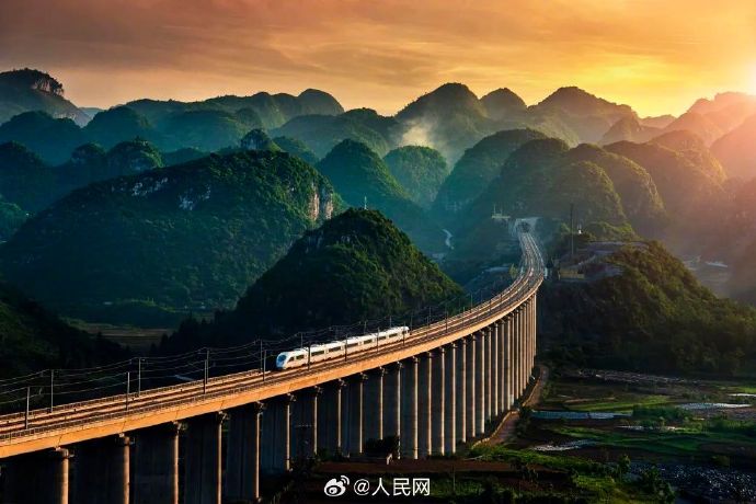 李白が詠んだ「軽舟で過(guò)ぐ萬(wàn)重の山」、現(xiàn)代は高速鉄道であっという間