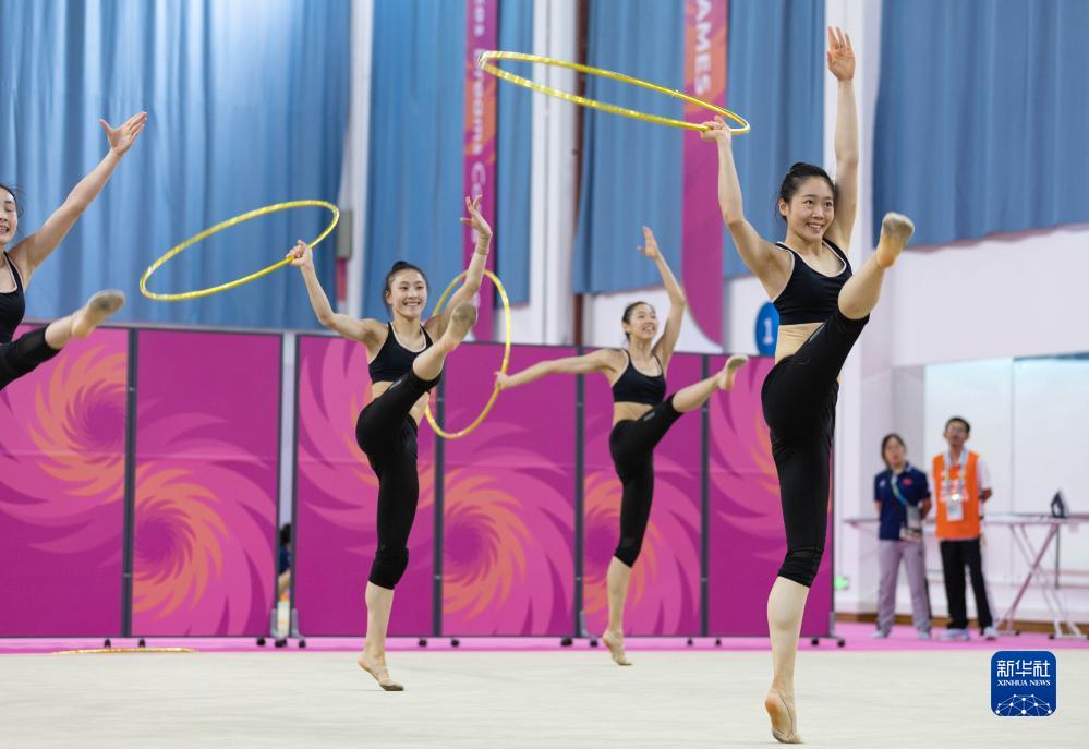 成都體育學(xué)院體操館でトレーニングを行う中國代表新體操チームの大學(xué)生（7月25日撮影?江宏景）