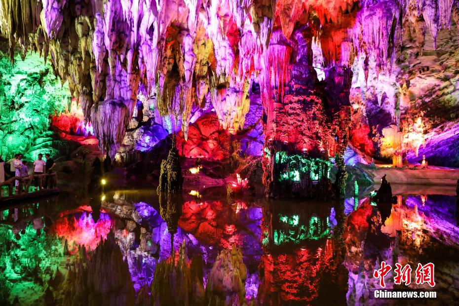 「地底旅行」の世界？幻想的な鍾乳洞　広西?吉星巖