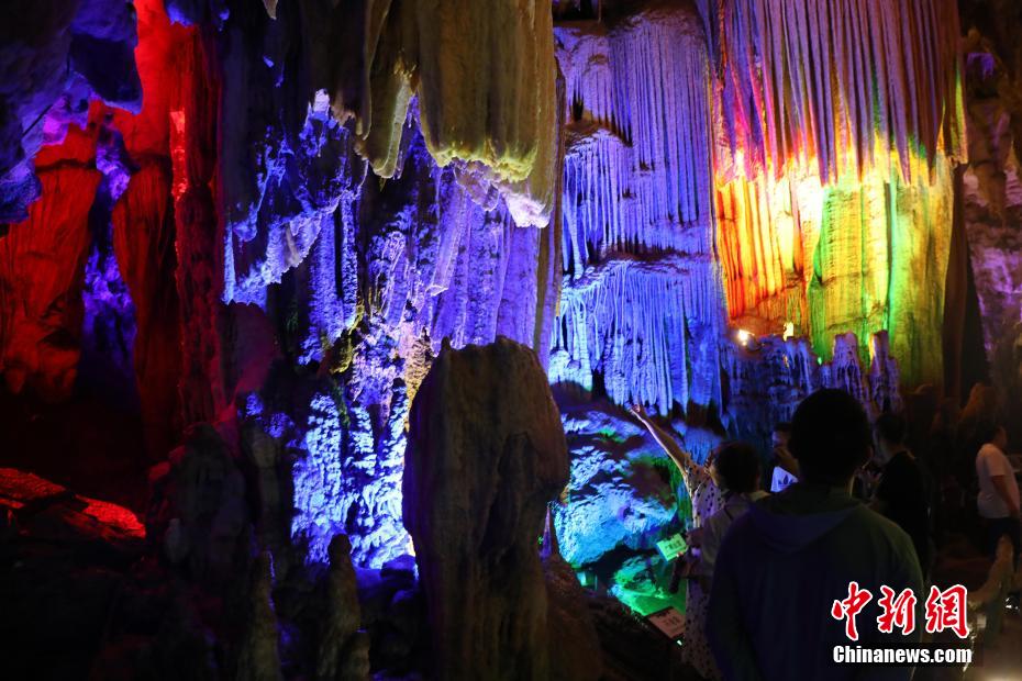 「地底旅行」の世界？幻想的な鍾乳洞　広西?吉星巖