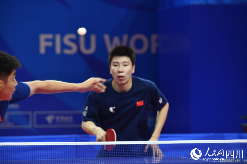 試合を前に練習(xí)をする成都ユニバ中國(guó)代表団卓球チームの選手(撮影?王洪江)