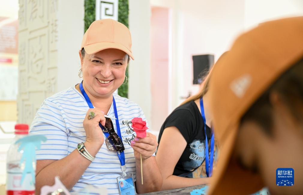 しん粉細(xì)工の「麺塑」を製作する、ロシアから參加した一行の引率教員（7月30日撮影?貝赫）