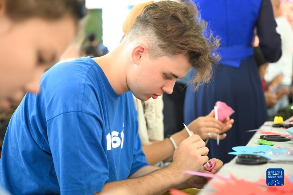 中國(guó)人と外國(guó)人の教員?生徒が中國(guó)文化を體験　內(nèi)蒙古?フフホト