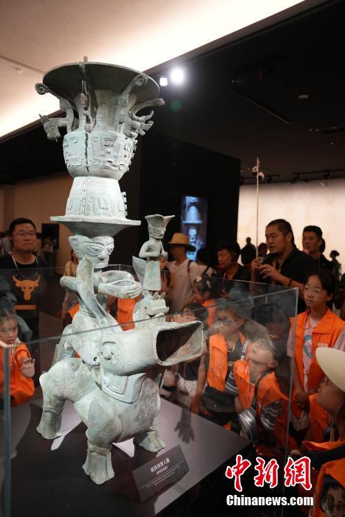來(lái)館者を魅了する三星堆博物館新館　四川省