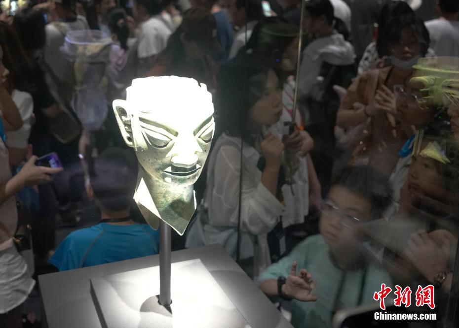 來(lái)館者を魅了する三星堆博物館新館　四川省