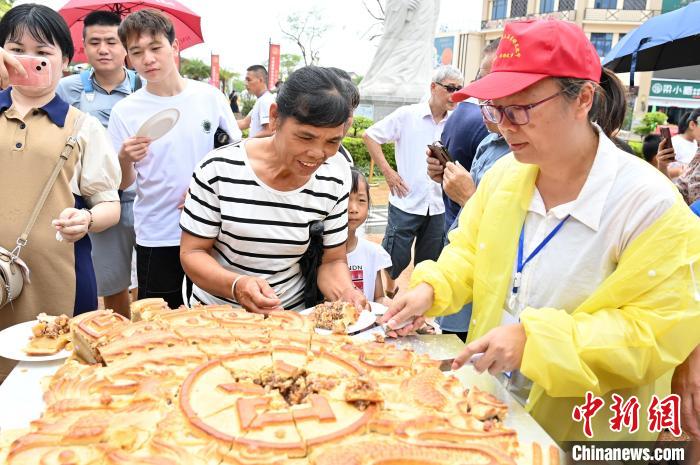 月餅祭りに巨大月餅登場！みんな笑顔で舌つづみ　広西?合浦県