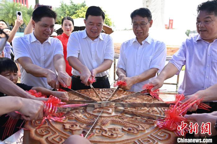 月餅祭りに巨大月餅登場！みんな笑顔で舌つづみ　広西?合浦県