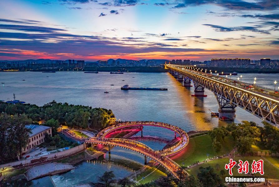南京長(zhǎng)江大橋の煌めく夜景　江蘇省