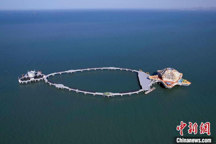 海に浮かぶネックレスのような海洋牧場複合プラットフォーム「耕海1號」。畫像提供は山東海洋集団