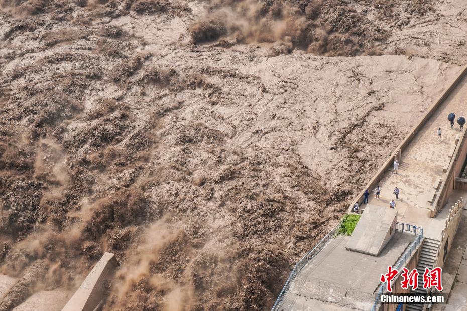 三門峽ダムで洪水に備え放流?土砂除去を?qū)g施　河南省