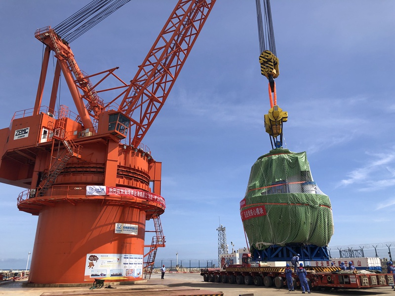 船から吊り降ろされる「玲竜之心」と呼ばれる「玲竜1號」コアモジュール。人民網(wǎng)記者 宋彤桐撮影