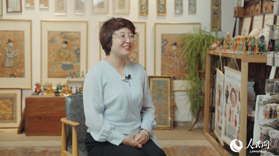 インタビューに答える王京さん（撮影?張若涵）。