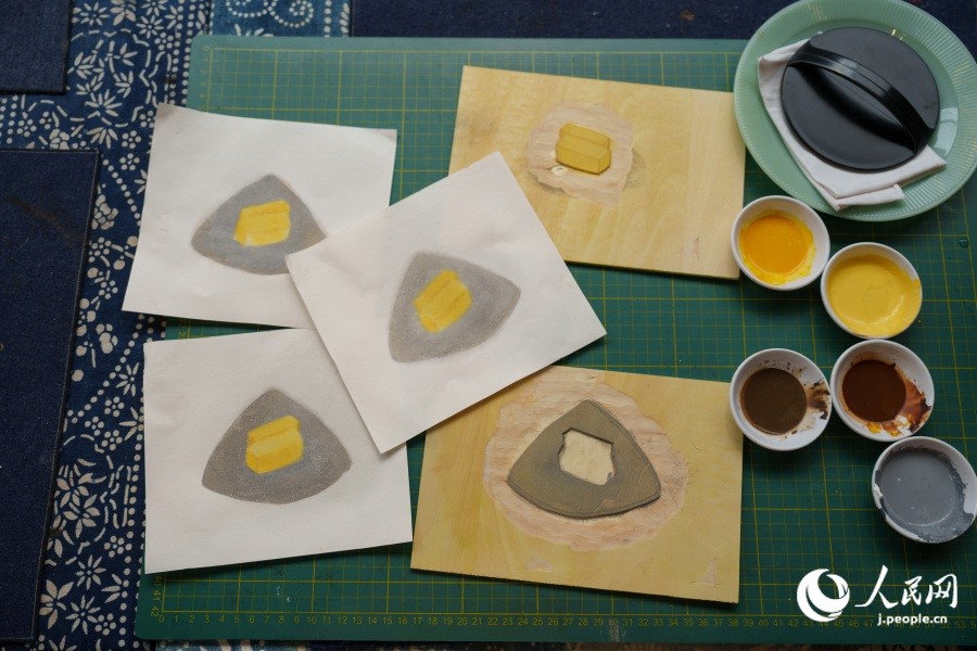 刷り上げた作品と版木（撮影?張若涵）。