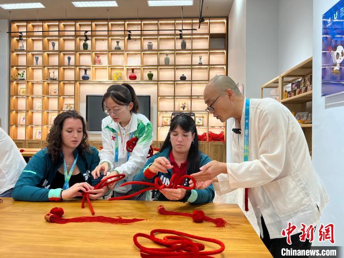 中國(guó)の「無(wú)形文化遺産」體験が外國(guó)人選手に人気　成都ユニバ