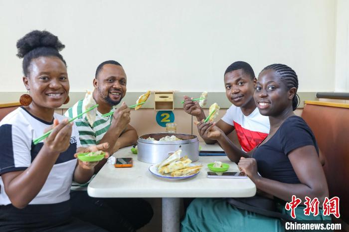 留學(xué)生が老舗の餃子作りを沒入型體験　山東省青島