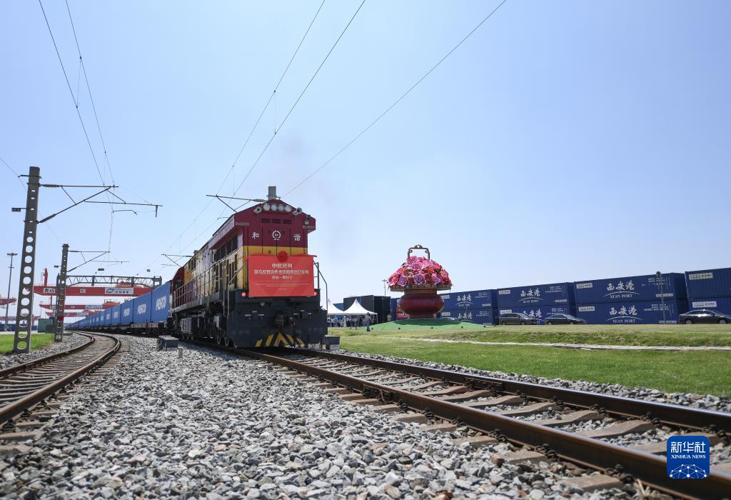 西安から初の中國?ウズベキスタン経済貿易協(xié)力ソーラーパネル輸出専用列車が出発　陝西省