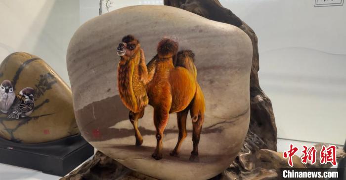 「石の上のシルクロード」黃河石に描かれた作品約500點(diǎn)が公開　甘粛省蘭州