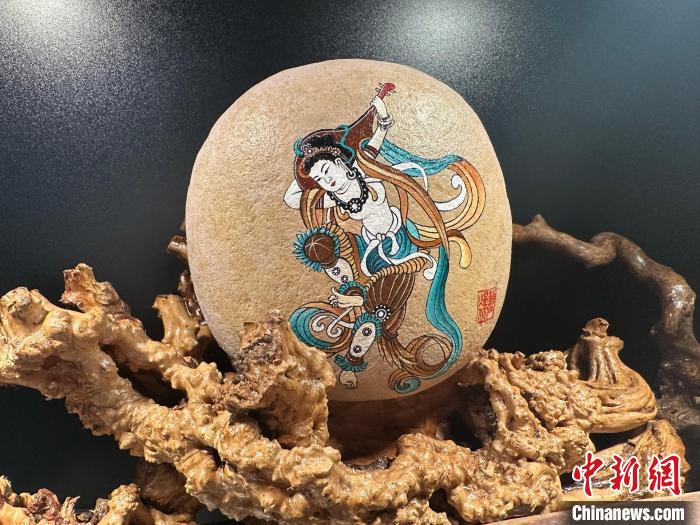 「石の上のシルクロード」黃河石に描かれた作品約500點(diǎn)が公開　甘粛省蘭州