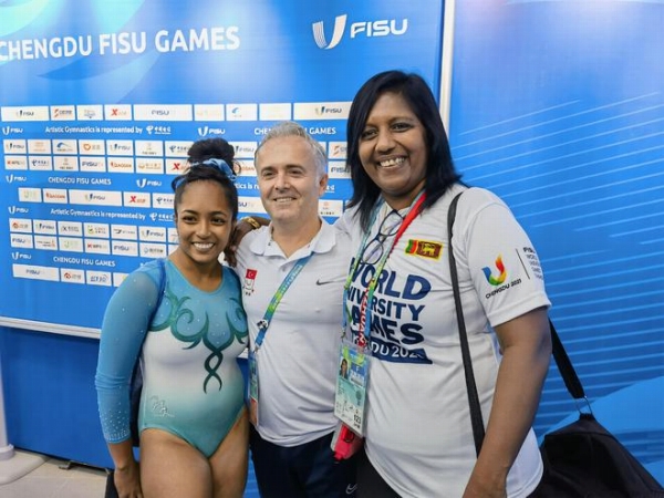 試合後、記念寫(xiě)真を撮影するスリランカ代表選手（左）、トルコ代表のコーチ（中央）、スリランカ代表団の高官（右）。撮影?朱青