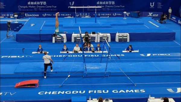 スリランカの選手の演技を見(jiàn)守るトルコ代表のコーチ（手前の白い服を著た男性）。撮影?譚暢