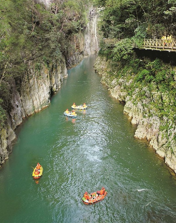 南江大峽谷でラフティングを楽しむ観光客。撮影?徐雁