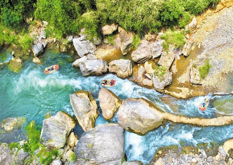 黔西市の農(nóng)村でラフティングを楽しむ観光客。撮影?史開心