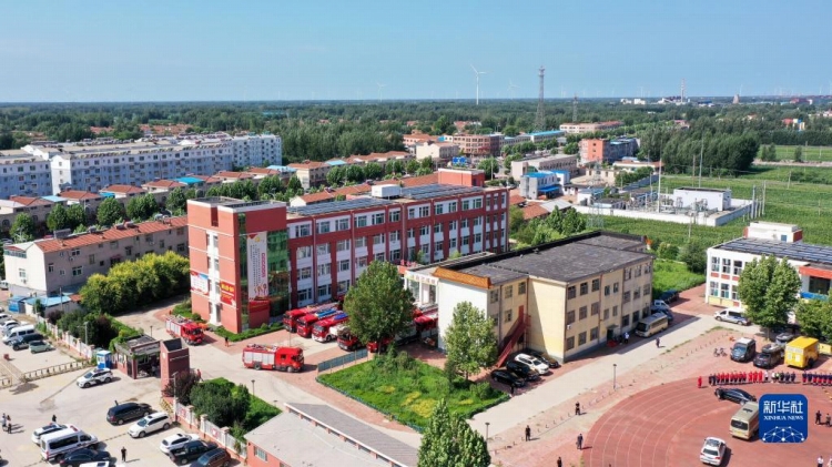 8月6日、緊急救援隊(duì)の隊(duì)員が待機(jī)している平原県王打卦中心小學(xué)校（ドローンで撮影）。撮影?郭緒雷