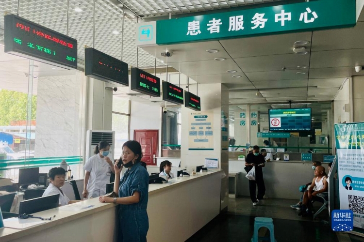 8月6日、平常通り患者を受け入れている平原県第一人民醫(yī)院?患者サービスセンター。撮影?高天
