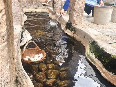 雲(yún)南省大理市洱源県牛街郷で、地?zé)崴蚶盲幅崵温绚蚣訜幛工氍F(xiàn)地の住民。