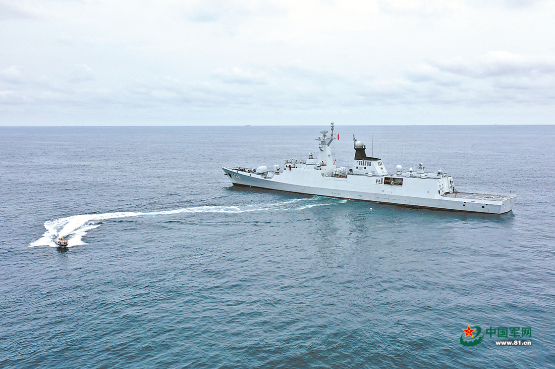 任務(wù)遂行のために前進するボート