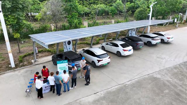 中國(guó)國(guó)家電網(wǎng)傘下の國(guó)網(wǎng)徐州電力供給公司が建設(shè)した「風(fēng)力?太陽(yáng)光?蓄電」一體化充電スタンドの外観。資料畫(huà)像