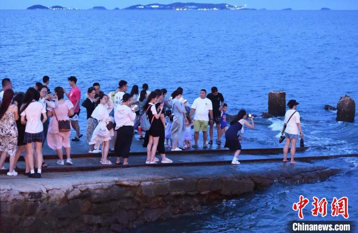 あの名作アニメの鉄道にそっくり？「海に続く線路」が人気スポットに　山東省