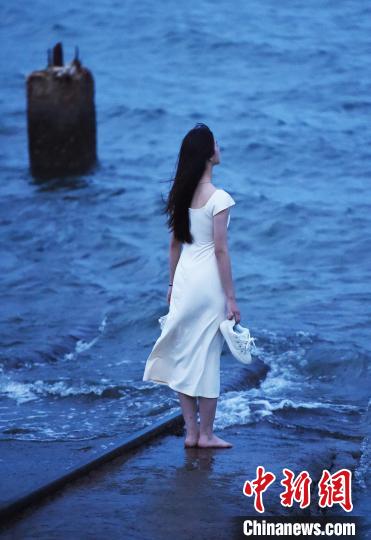 あの名作アニメの鉄道にそっくり？「海に続く線路」が人気スポットに　山東省