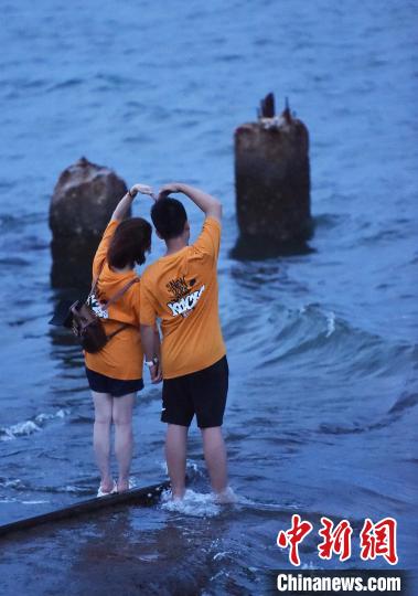 あの名作アニメの鉄道にそっくり？「海に続く線路」が人気スポットに　山東省