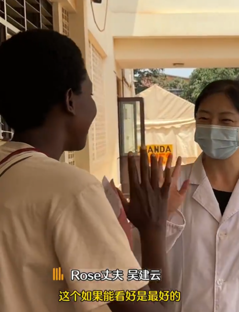ウガンダの実家でローズさんが一番心配していたのは、いつも身體の痛みを感じている母親の體調(diào)だ。今回の里帰り中、ローズさんは母親を連れて首都カンパラへ行き、中國?ウガンダ友好病院で全身を検査してもらった。この病院は現(xiàn)地で最も良い病院の一つで、中國政府の支援で建設(shè)された。寫真はローズさんの母親の検査を行う中國ウクライナ支援醫(yī)療チームのリーダー?郭致平醫(yī)師。