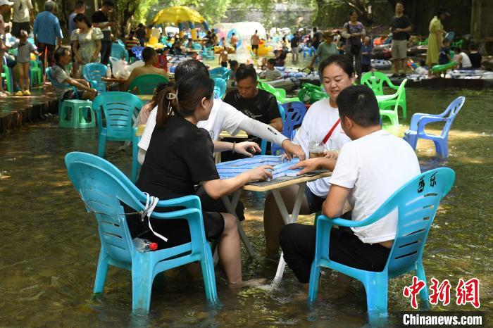 川床料理ならぬ川床麻雀？猛暑続く重慶で川が人気納涼スポットに
