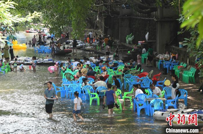 川床料理ならぬ川床麻雀？猛暑続く重慶で川が人気納涼スポットに
