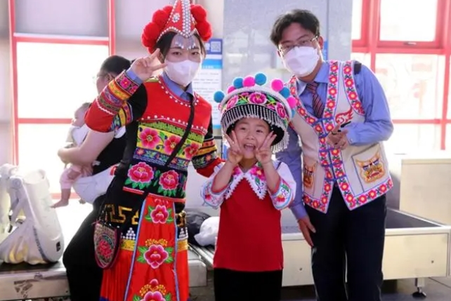 雲(yún)南鉄道で「たいまつ祭り」特別列車が初運(yùn)行