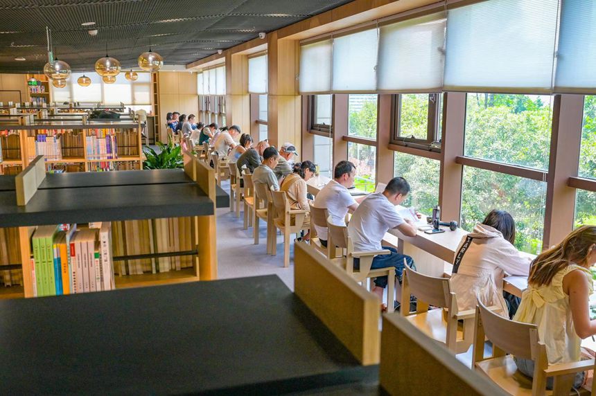 夏休みの森林図書(shū)館が大人気　重慶