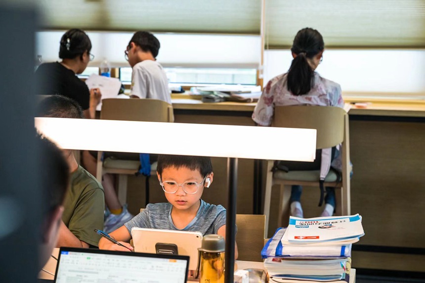 夏休みの森林図書(shū)館が大人気　重慶