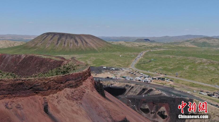観光客を魅了する夏のウランハダ火山群　內(nèi)蒙古