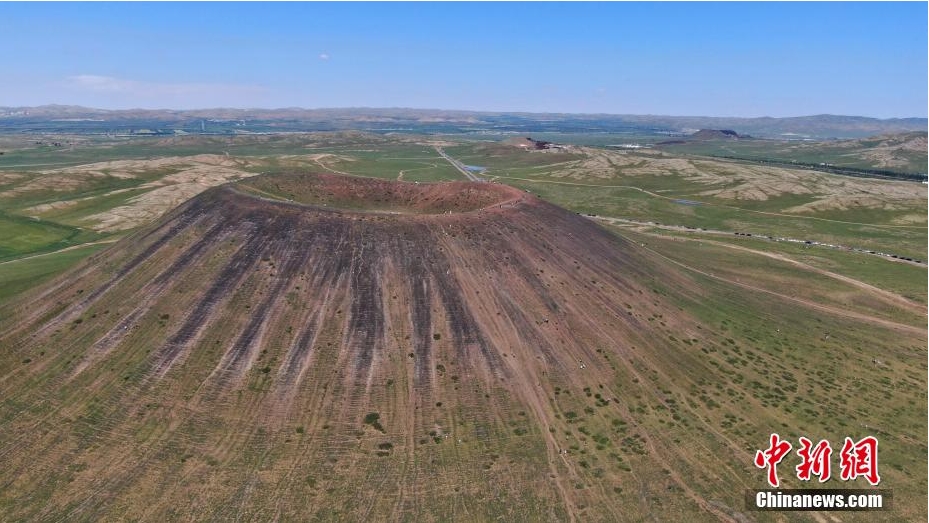 観光客を魅了する夏のウランハダ火山群　內(nèi)蒙古
