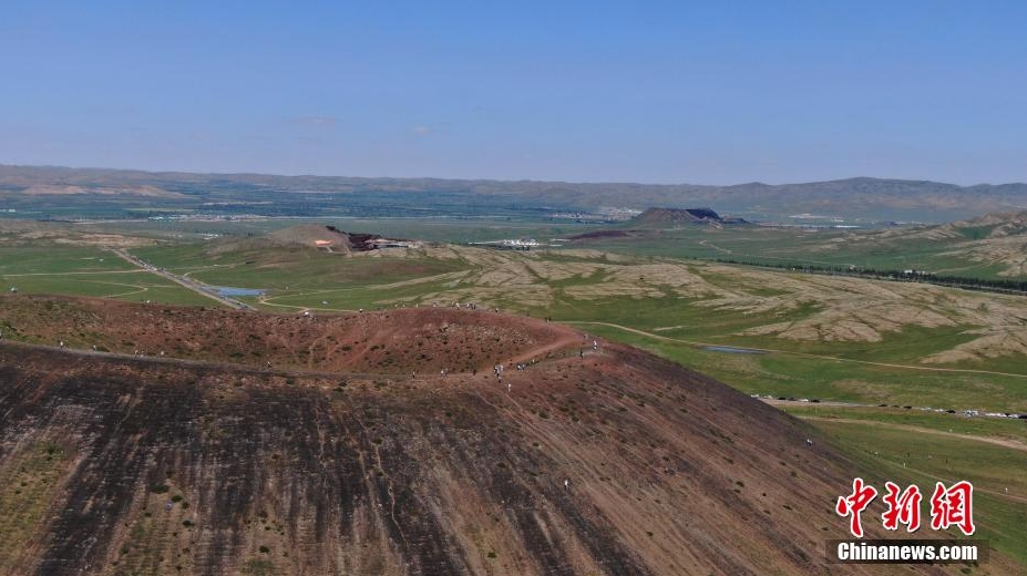 観光客を魅了する夏のウランハダ火山群　內(nèi)蒙古