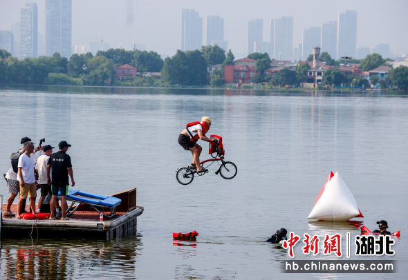 様々なスタイルで東湖に飛び込む參加者たち（撮影?張暢）。