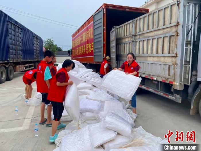 8月11日午後に涿州市に屆いた1800枚の新疆の特産品であるロングステープルコットン製の布団（撮影?高紅超）。